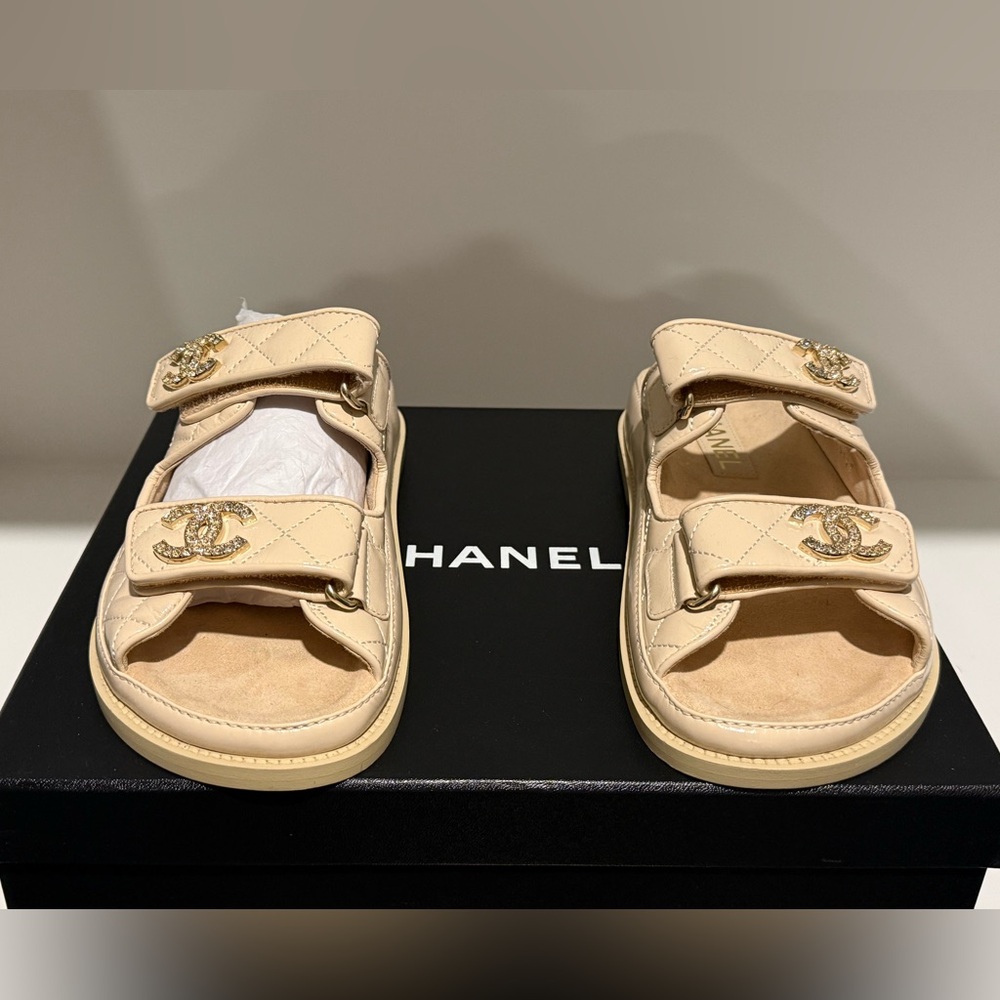 CHANEL Beige Sandals with Gold CC Logo - Picture 6 of 10